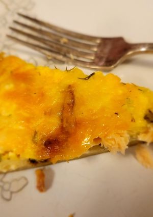 Кіш з лососем та шпротами в томаті