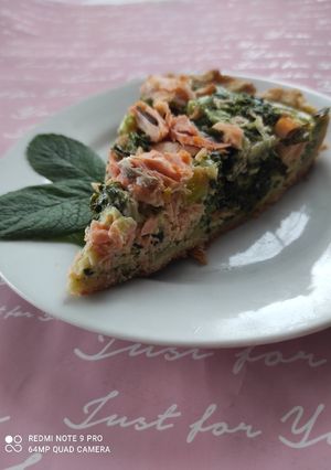 Кіш з червоною рибою та шпинатом