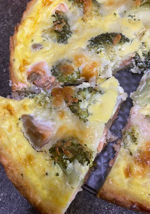 Кіш з лососем та броколі