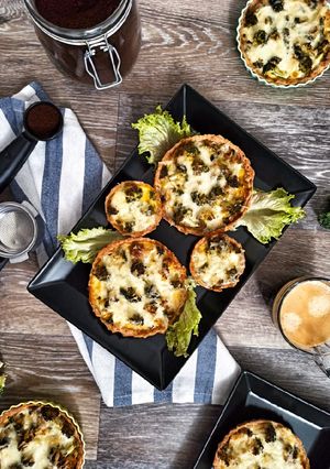 Кіш з броколі, тунцем та цибулею порей