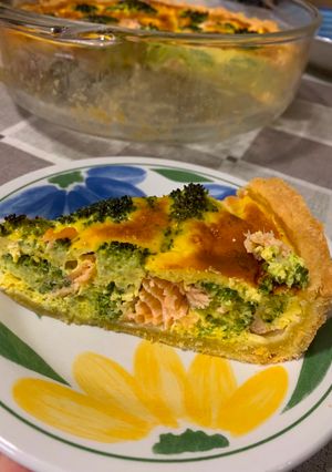 Кіш з сьомгою і броколі