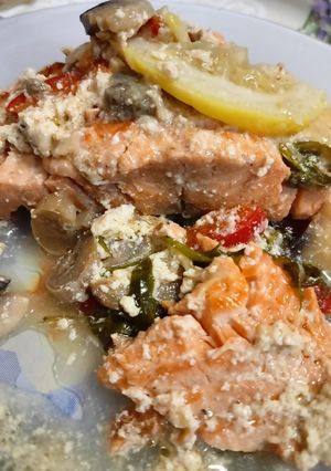 Лосось на сковороді з вершками та грибами