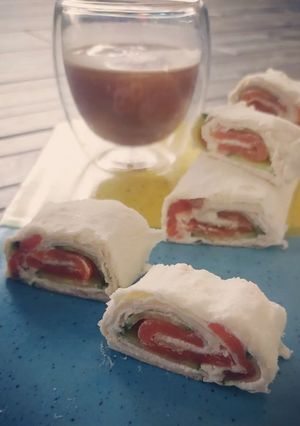 Лаваш з червоною рибою та огірком