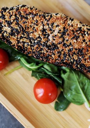 Лосось в кунжуте