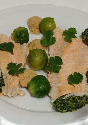 Лосось з брюссельською капустою, арахісовою пастою та шпинатом