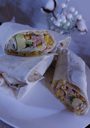 Лаваш з тунцем і авокадо