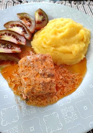 Лосось в сметанно-томатном соусе на сковороде