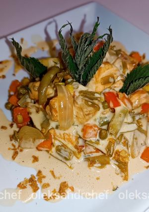 Лосось з овочамипід йогуртовим соусом