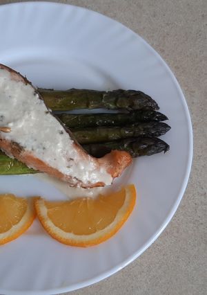 Лосось зі спаржою під апельсиновим маринадом та вершковим соусом