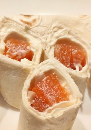 Лосось в лаваше с плавленым сыром