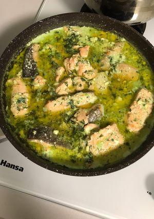 Лосось із травами в часниковому соусі