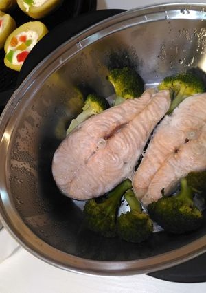 Лосось с брокколи