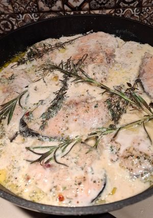 Лосось томлений в вершках з тим'яном та розмарином