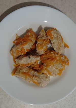 Лосось тушкований з цибулею та морквою