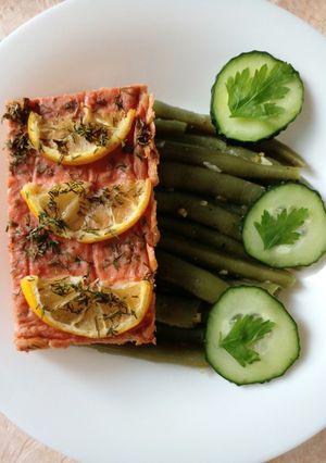 Лосось, запечений з лимоном і кропом