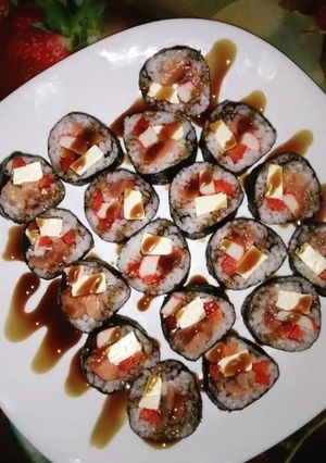 Маки с лососем и крабовыми палочками