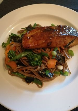 Лосось теріяки з салатом з гречаної лапші соба