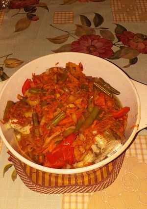 Минтай в духовке с овощами