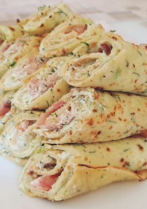 Млинці з кабачка з крем-сиром і червоною рибою