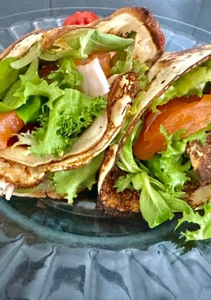 Млинці з лососем і салатом