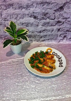 Мойва тушкована в томатному соусі з овочами