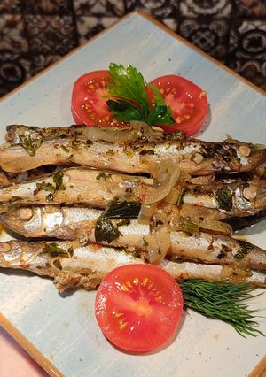 Мойва тушкована з цибулею та спеціями