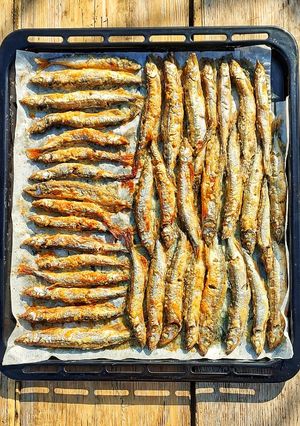 Мойва, запечена в духовці, в поєднанні з соком лимона