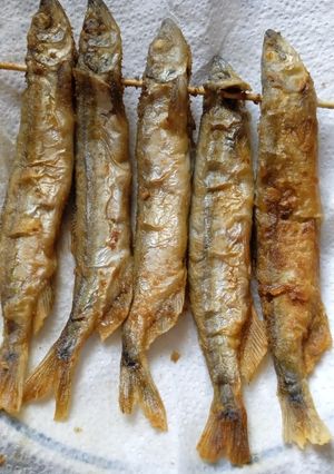 Мойва жареная на шпажках