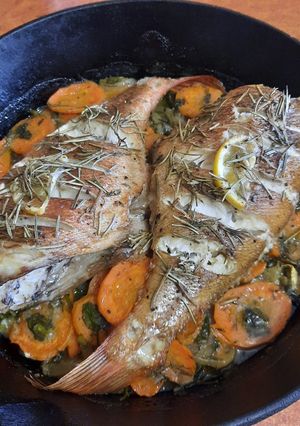 Морський окунь запечений з овочами