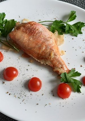 Морський окунь з апельсином