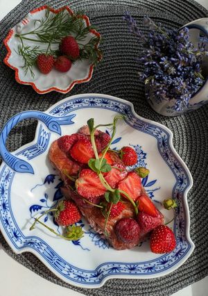 Морський окунь з полуницею