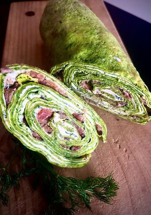 Млинці з шпинату з червоною рибкою (рулет)