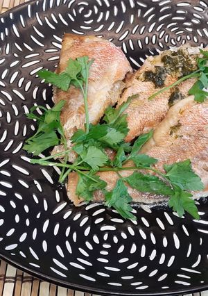 Морський окунь із зеленим маслом