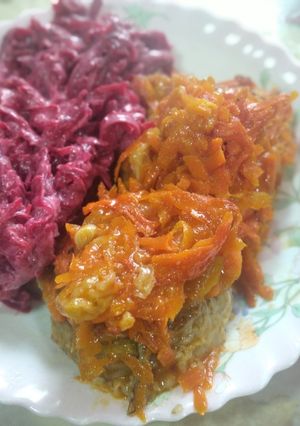 Мінтай тушкований з овочами та томатним соусом