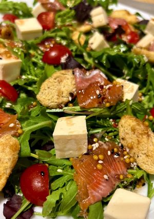 Мікс салат з соленою рибкою