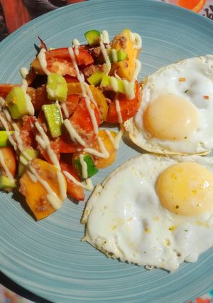 Овощной салат с тунцом и сливами