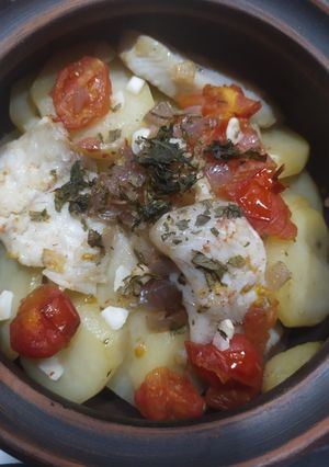 Ніжна печеня з рибою та картоплею в горщику