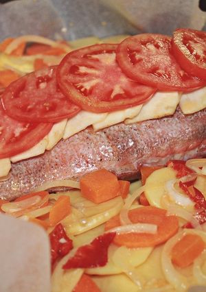 Окунь запечений з овочами