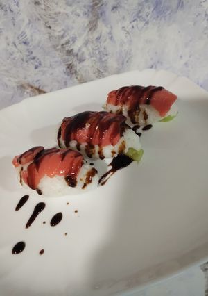 Нігірі з рису і червоної риби з соусом Теріякі