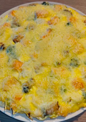 Омлет з червоною рибою, мідіями та овочами