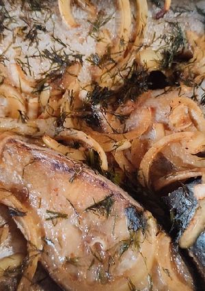 Пангасіус запечений з цибулею