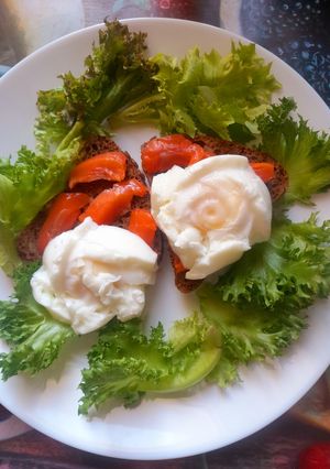 ПХ сніданок з яйцем пашот та лососем