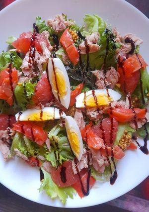 ПХ рибний салат з грейпфрутом та яйцем