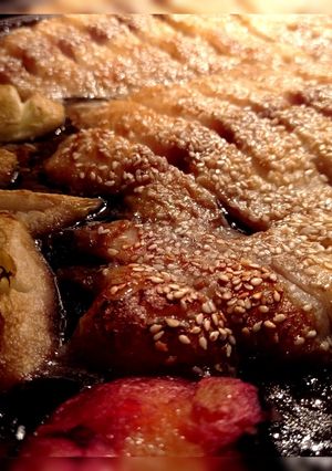 Пангасіус запечений в медово-гірчичному соусі з яблуками і сливами