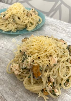 Паста з лососем і мідіями у вершковому соусі