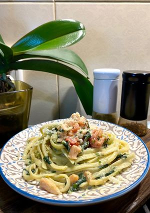 Паста з лососем та шпинатом у вершково-сирному соусі