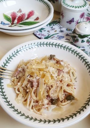 Паста з тунцем у вершковому соусі з карамелізованою цибулею, каперсами та Пармезаном за 15 хвилин