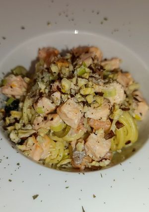 Паста з лососем та креветками