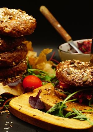 Пшенично-житні бейгли з лососем в буряку