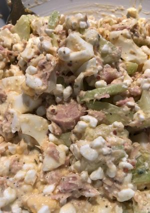 Поживний салат з творогом та тунцем